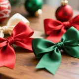 Laços de fita de cetim em vermelho, verde e creme sobre uma mesa de madeira com enfeites de Natal